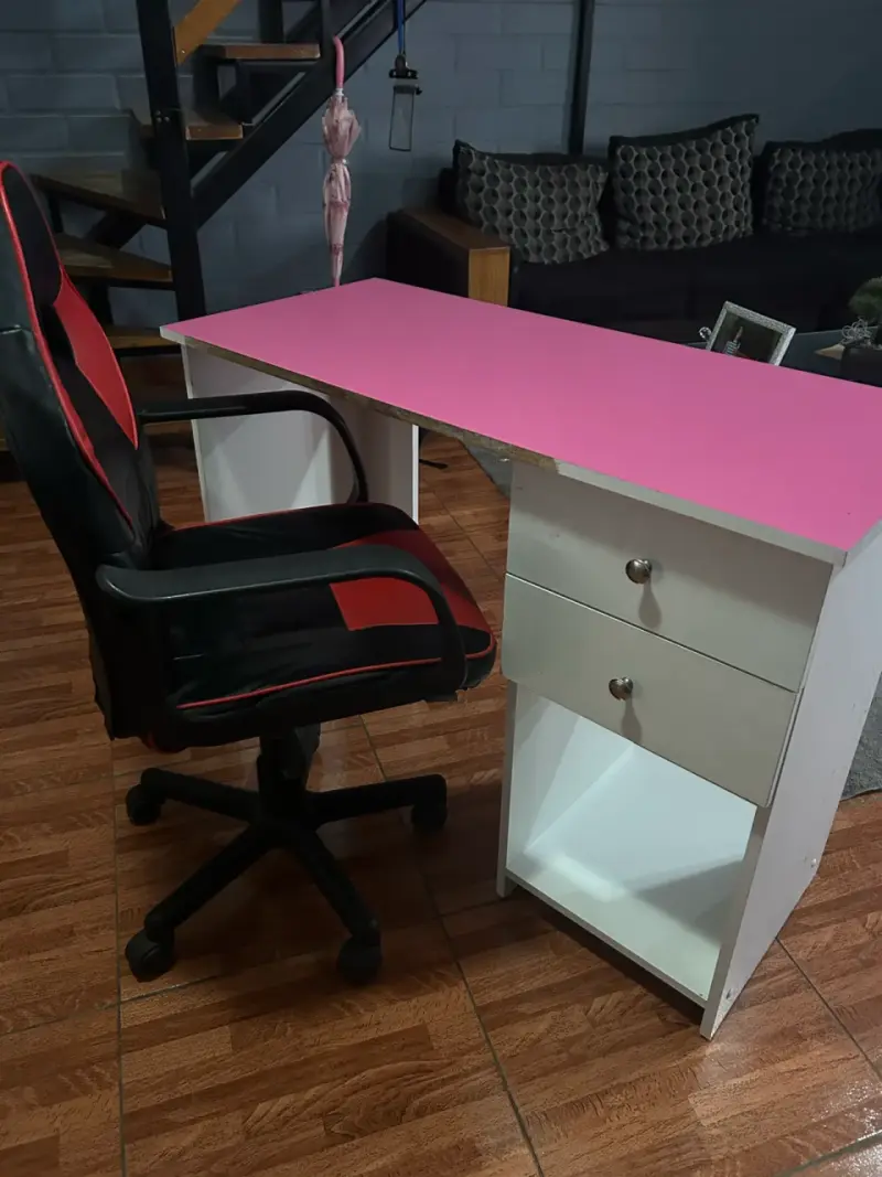 Escritorio blanco con superficie rosa - 3