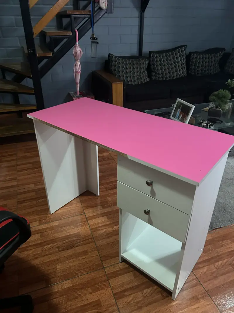 Escritorio blanco con superficie rosa - 4