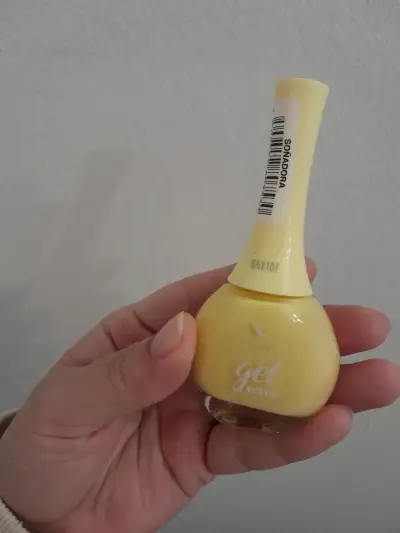 Esmalte de uñas amarillo Vogue - miniatura 1