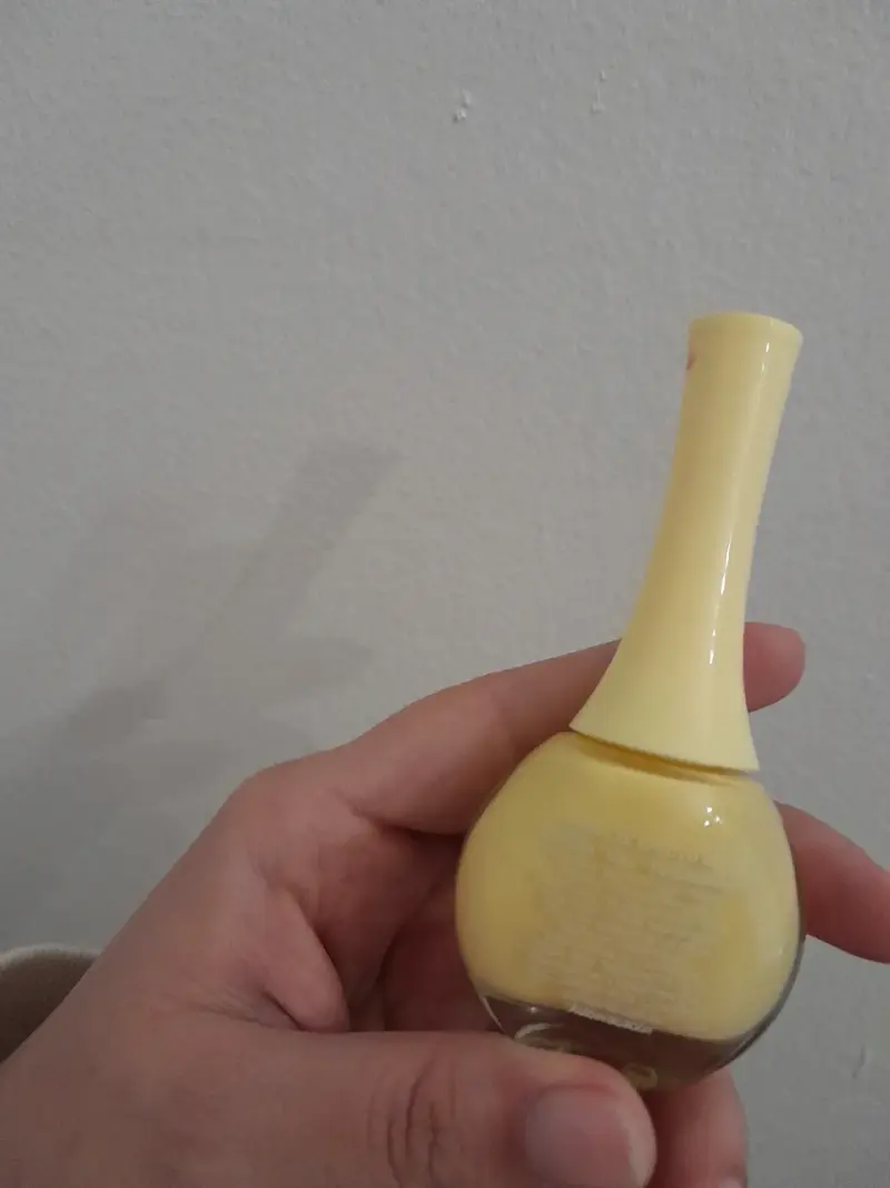 Esmalte de uñas amarillo Vogue - 2