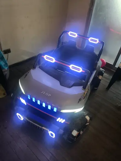 Auto eléctrico infantil con luces LED - miniatura 1