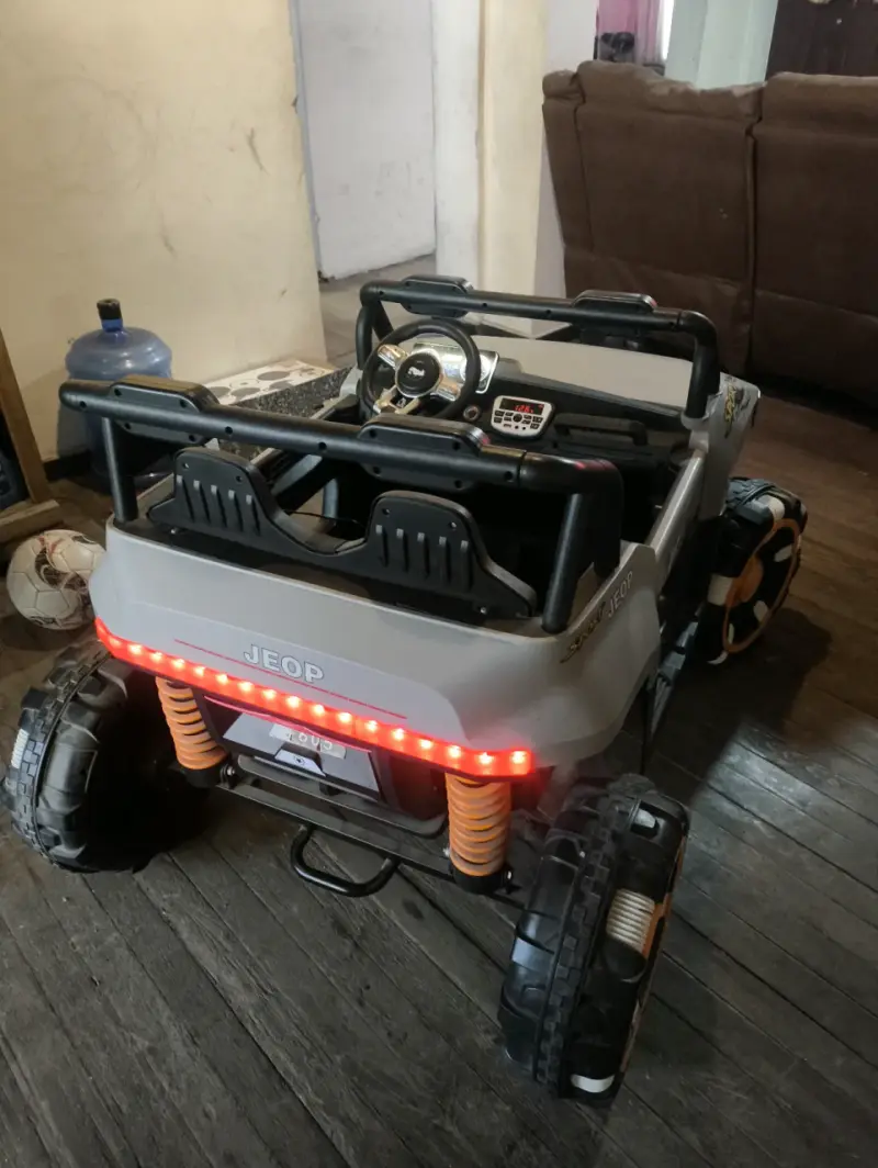 Auto eléctrico infantil con luces LED - 2