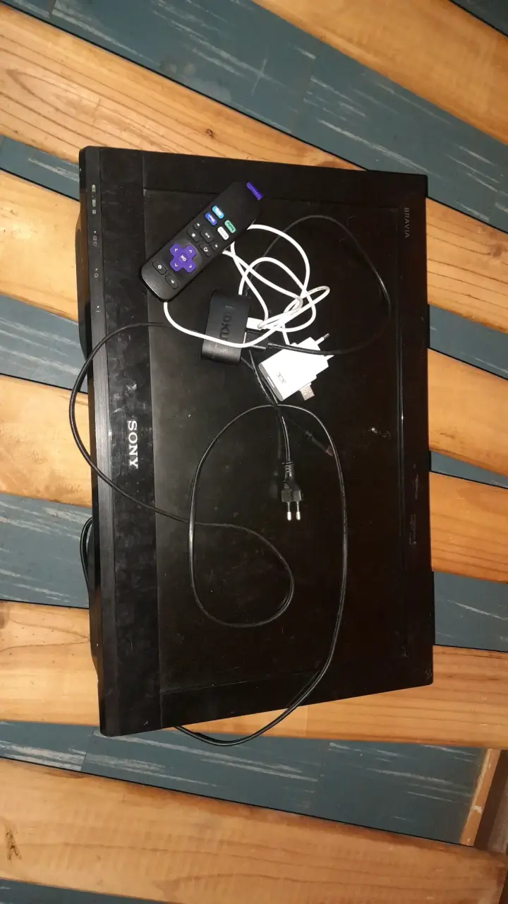 Televisor Sony con control Roku - 1