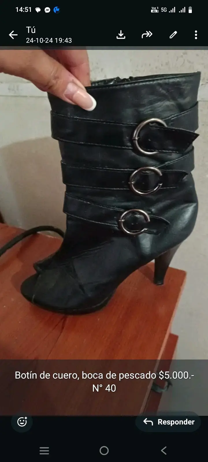 Botín de cuero negro con hebillas