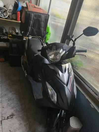 Scooter negra en buen estado - miniatura 1