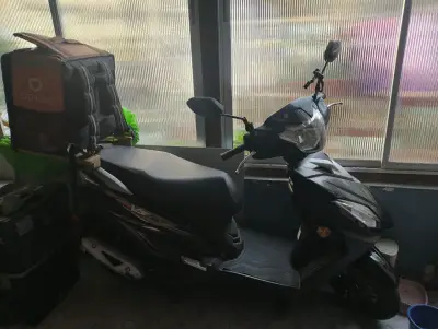 Scooter negra en buen estado - miniatura 2