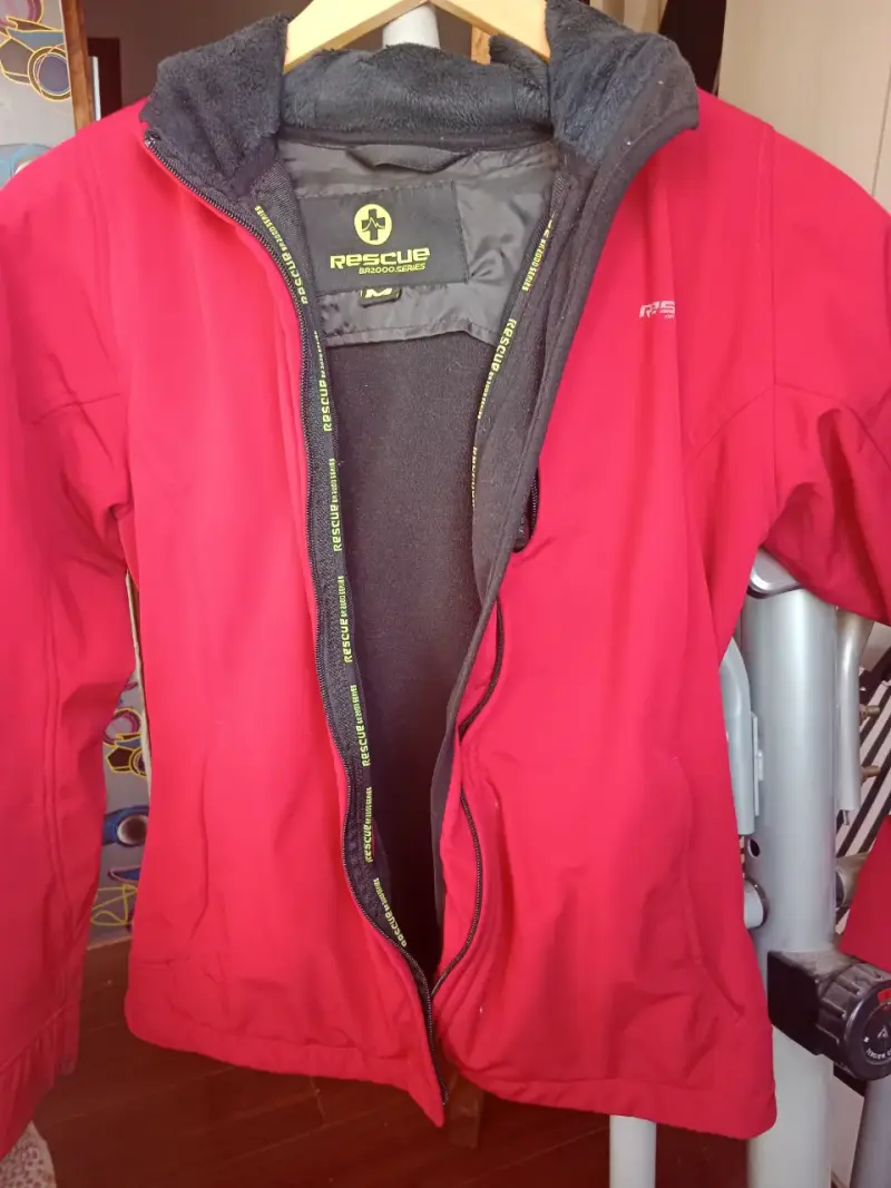 Chaqueta roja impermeable
