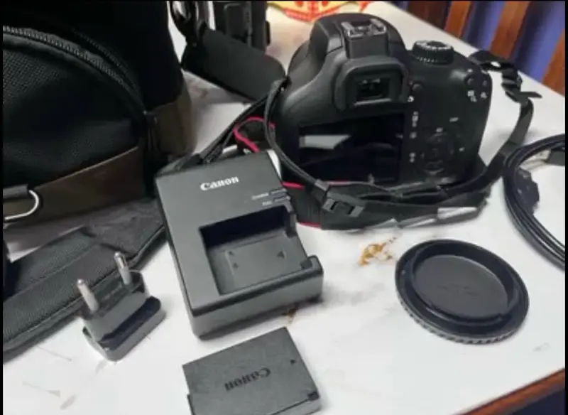Cámara Canon con accesorios - 3