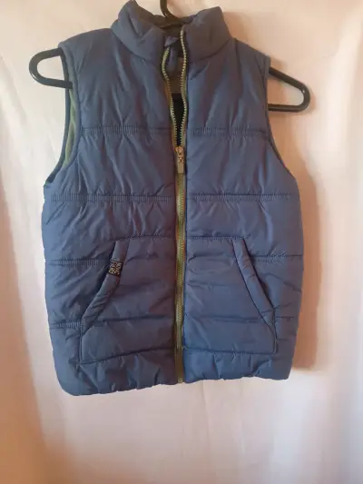 Chaqueta acolchada gris con capucha - miniatura 4