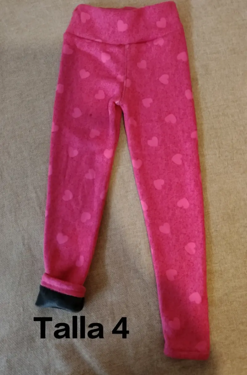 Leggings rosados con corazones