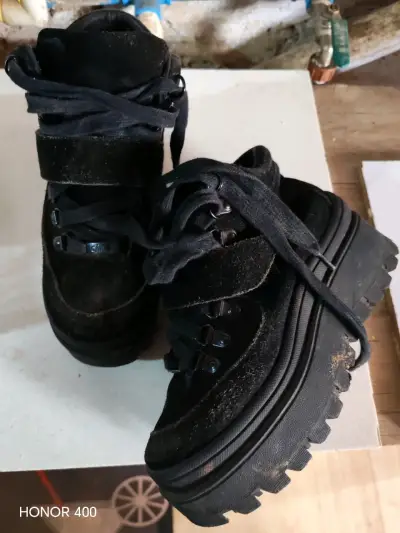Botines negros para montaña - miniatura 2