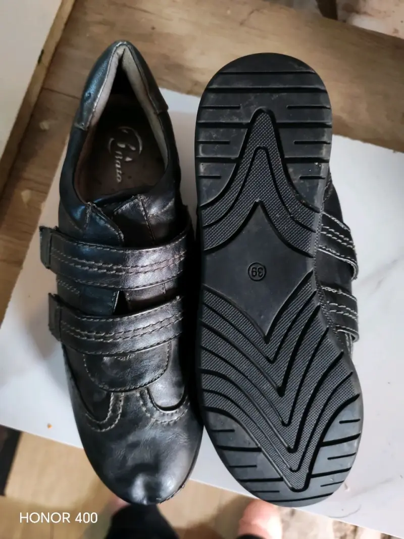 Zapatos de cuero negros con velcro
