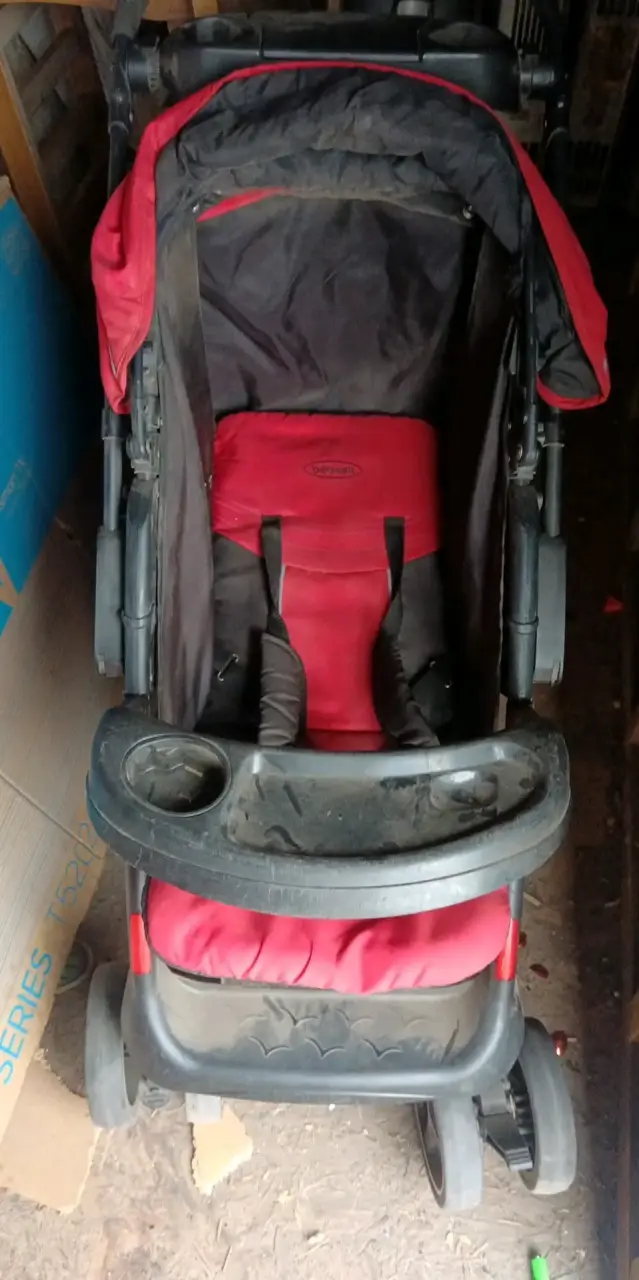 Coche de bebé rojo y negro - 1