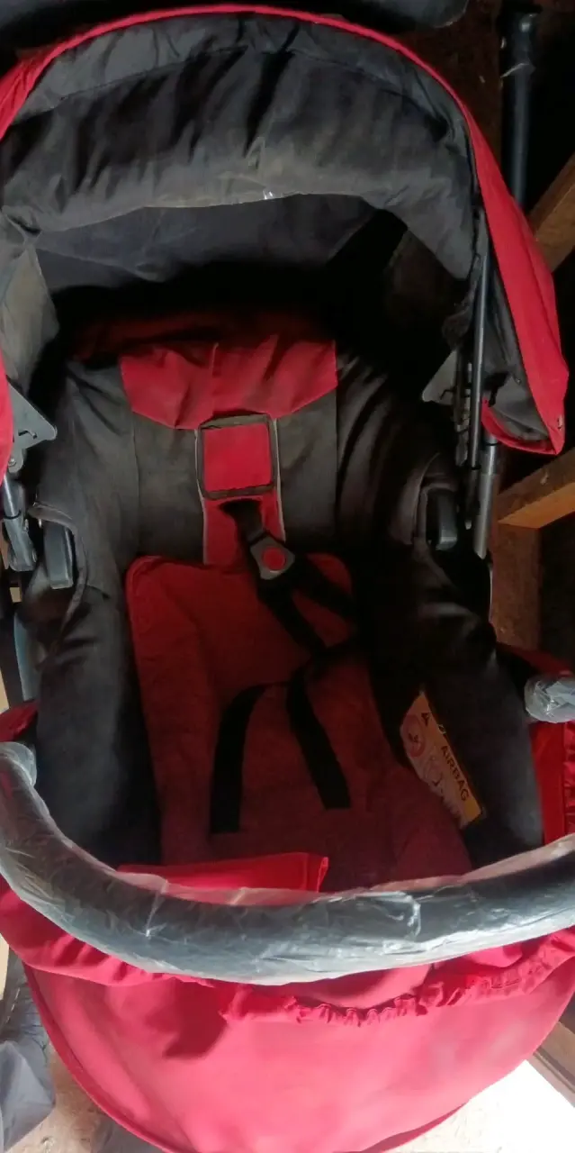 Coche de bebé rojo y negro - 2