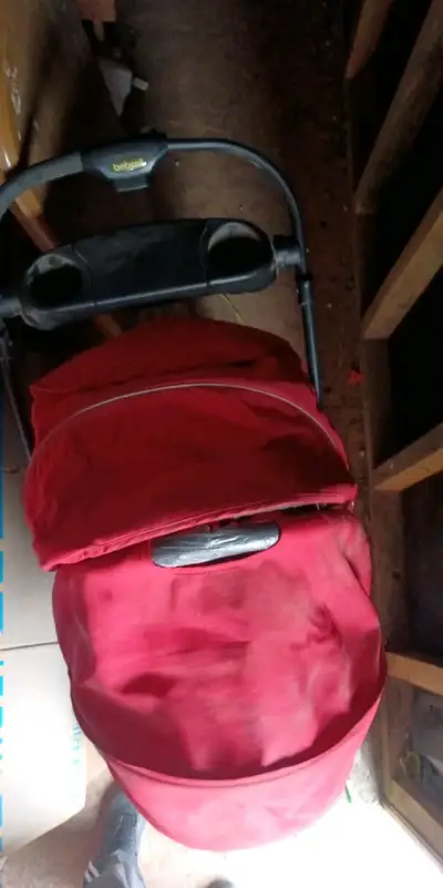 Coche de bebé rojo y negro - miniatura 3