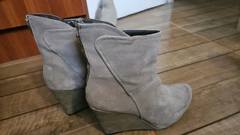 Botines grises con tacón - 1