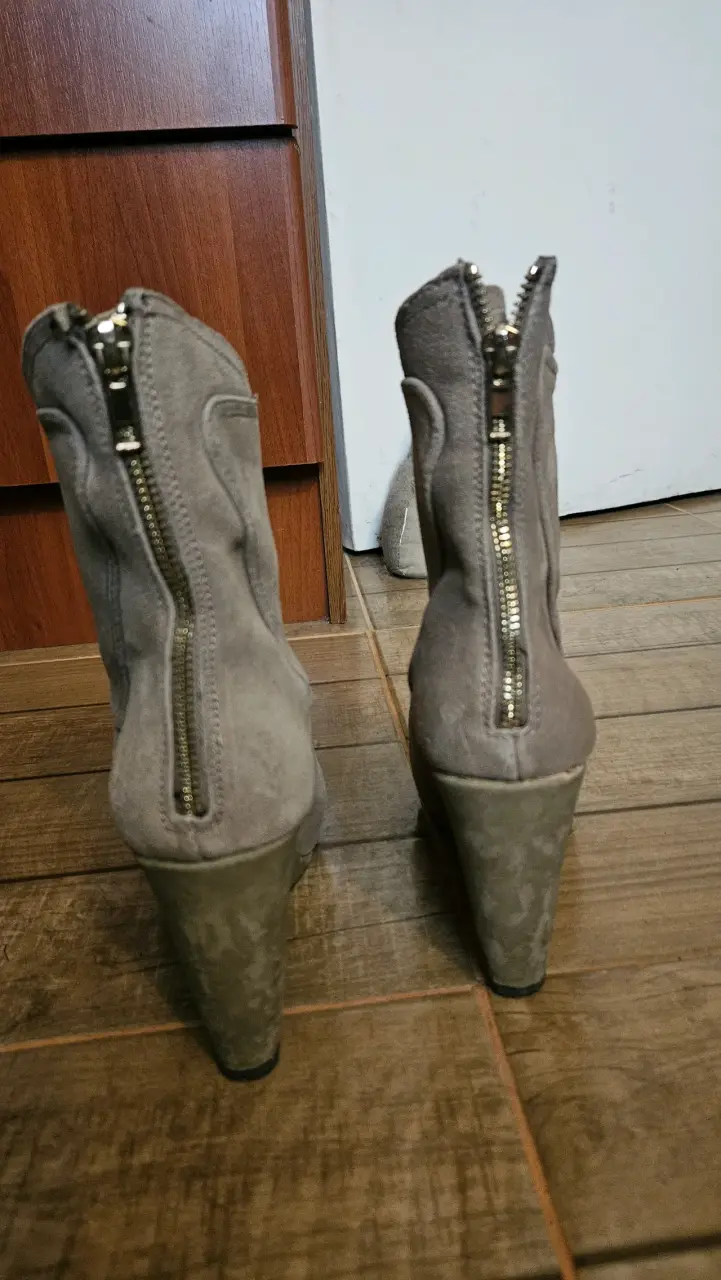 Botines grises con tacón - 2
