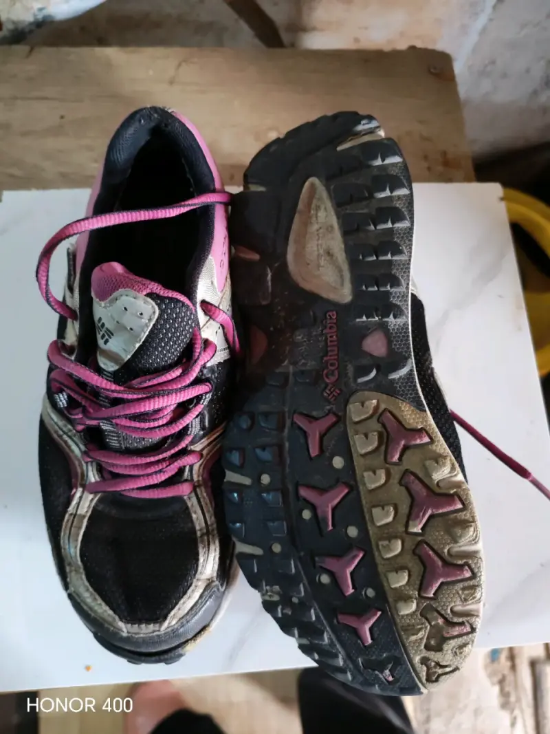 Zapatillas Columbia negras y rosas