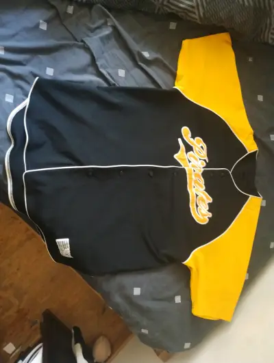 Camiseta deportiva negra y amarilla - miniatura 1