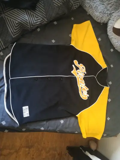 Camiseta deportiva negra y amarilla - miniatura 2