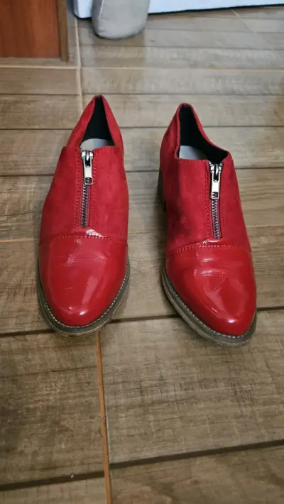 Zapatos rojos con cremallera - miniatura 2
