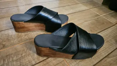 Sandalias negras de cuña - miniatura 1