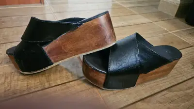 Sandalias negras de cuña - miniatura 3