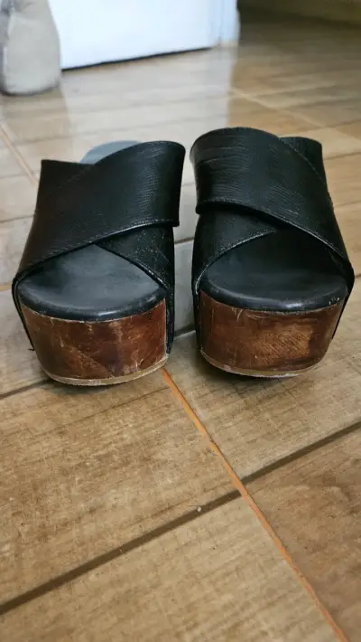 Sandalias negras de cuña - miniatura 4
