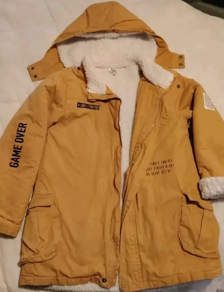 Parka mostaza con capucha y forro