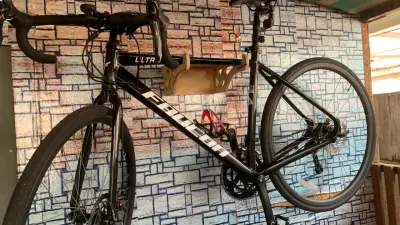 Soporte de bicicleta de madera artesanal - miniatura 3