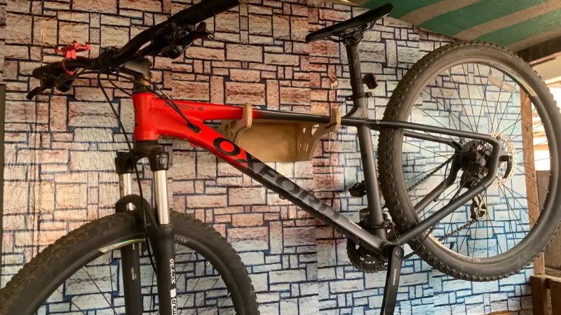Soporte de bicicleta de madera artesanal - 4