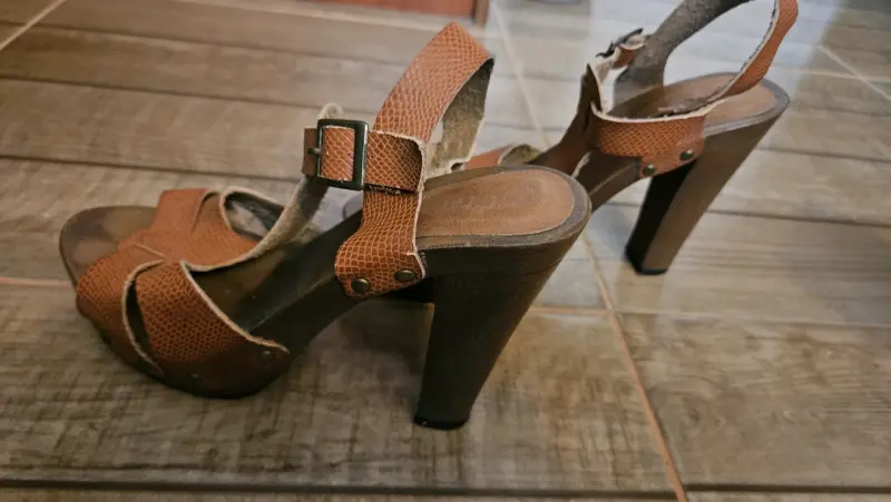 Sandalias de tacón café - 1