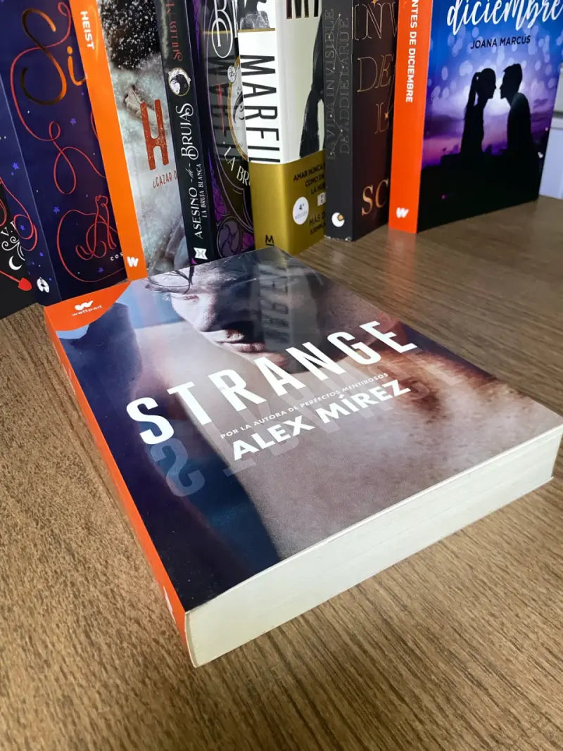 Libro 'Strange' de Alex Mirez - 1
