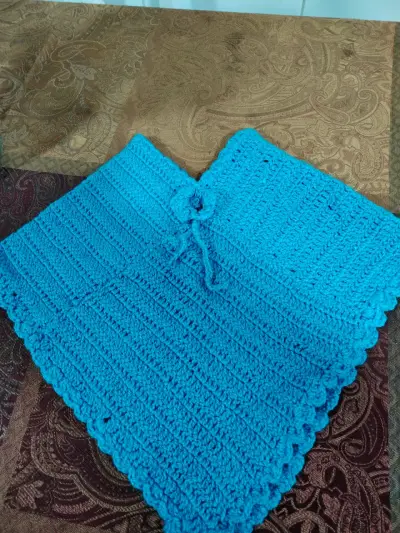 Poncho tejido a crochet azul - miniatura 1