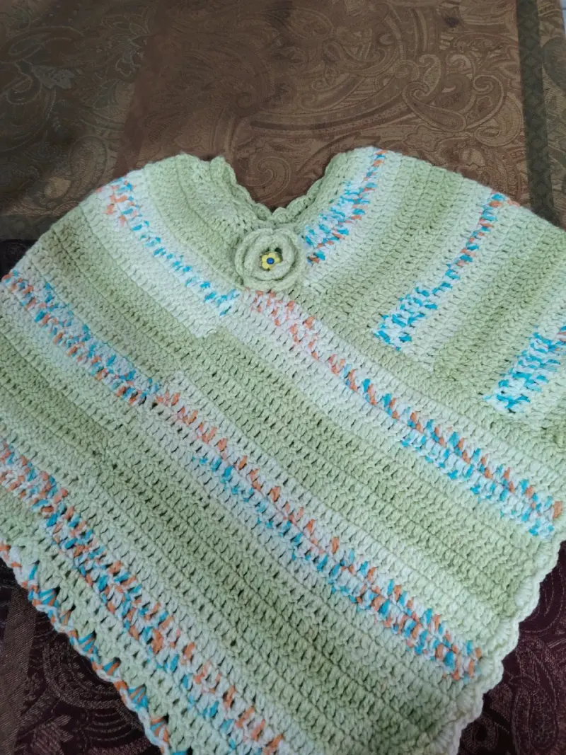 Poncho tejido a crochet azul - 4