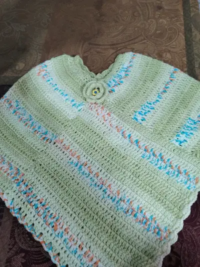 Poncho tejido a crochet azul - miniatura 4