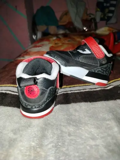 Zapatillas jordan negras niño con velcro - miniatura 3