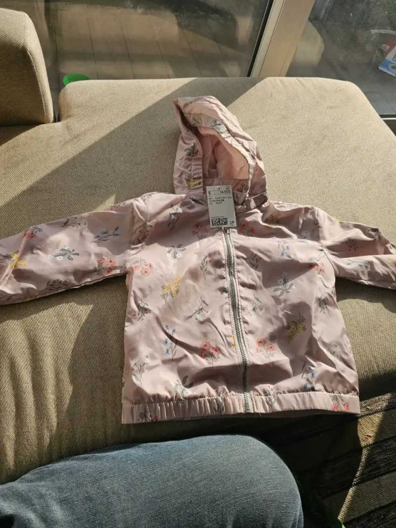 Chaqueta infantil con capucha rosada