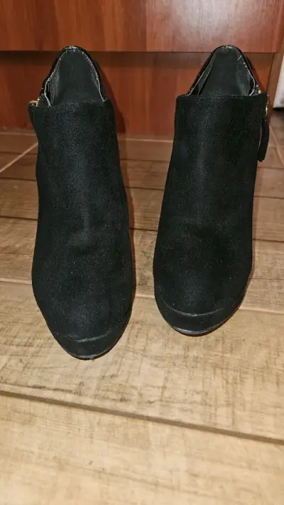 Botines negros de gamuza - miniatura 1
