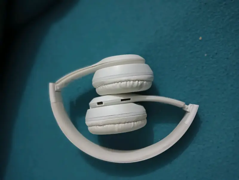 Auriculares inalámbricos blancos - 1