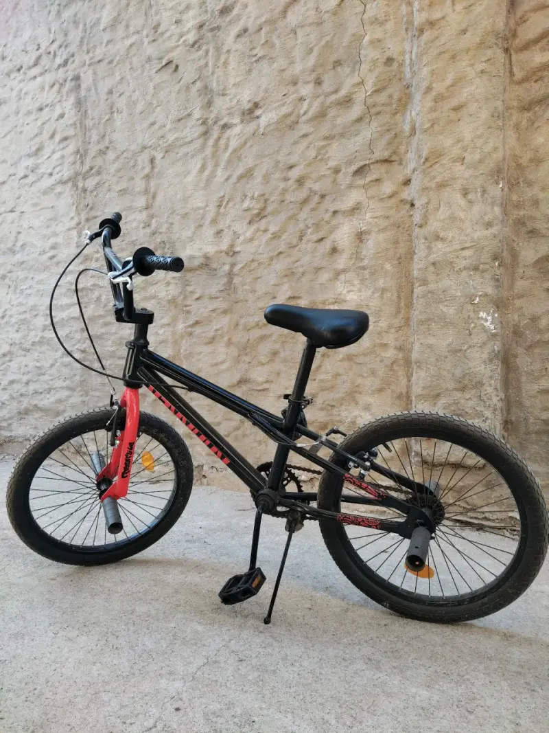 Bicicleta BMX negra y roja