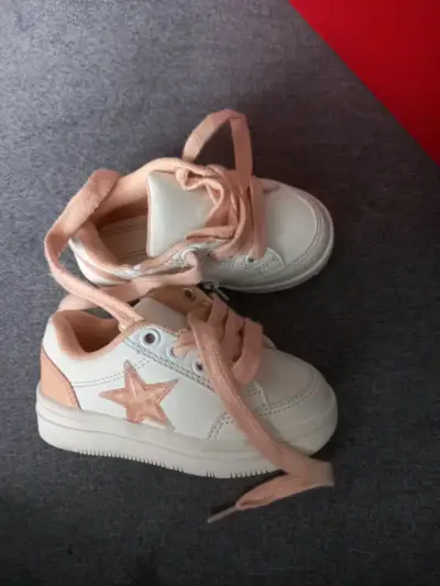 Zapatillas blancas con estrella - miniatura 1
