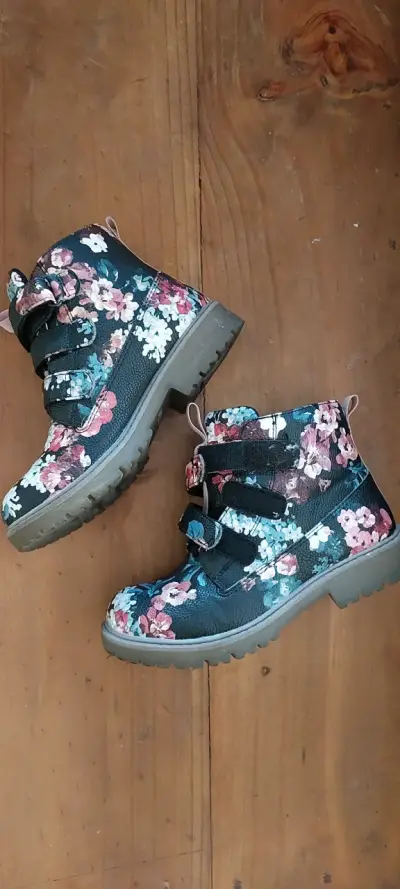 Botas infantiles con diseño floral - miniatura 1