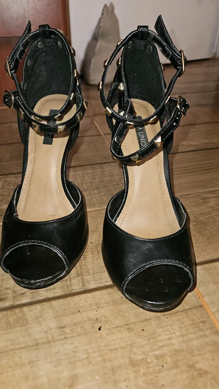Tacones negros con tachuelas - 1