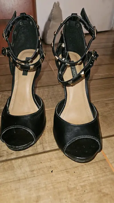 Tacones negros con tachuelas - miniatura 1