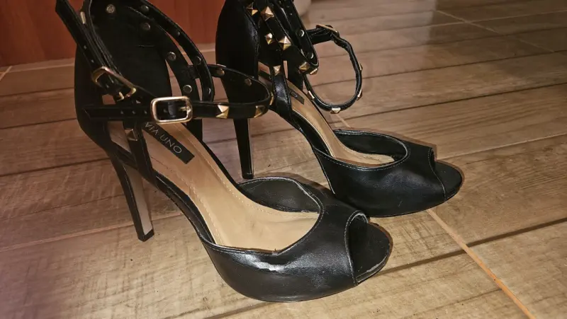 Tacones negros con tachuelas - 2