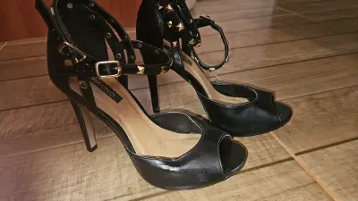 Tacones negros con tachuelas - miniatura 2