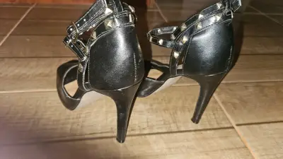 Tacones negros con tachuelas - miniatura 4