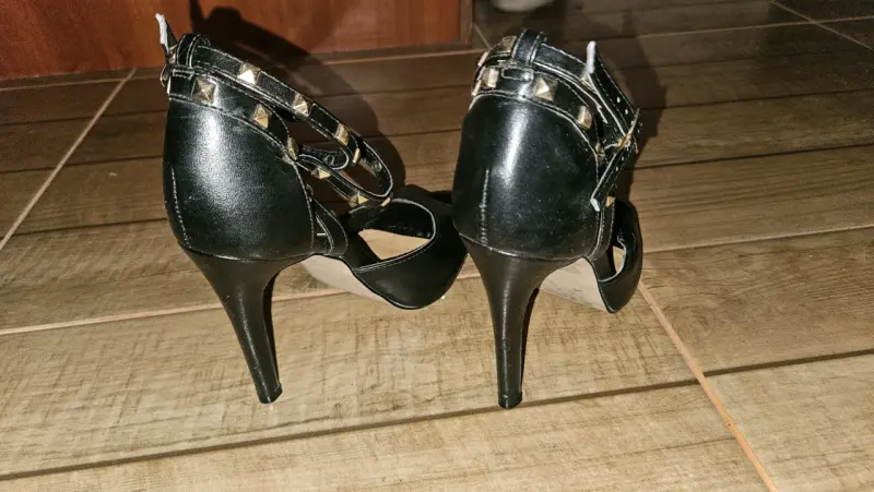 Tacones negros con tachuelas - 5