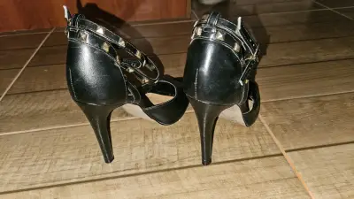 Tacones negros con tachuelas - miniatura 5